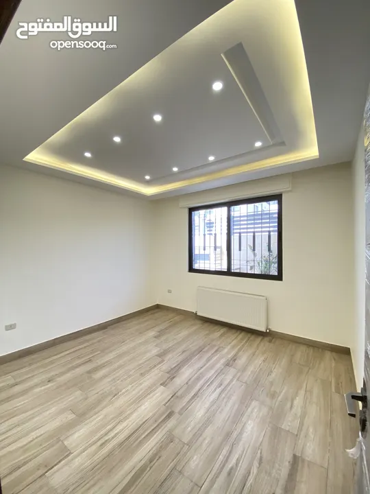 شقة فاخر شبة ارضي في طريق المطار الحويطي 170 متر داخلي و خارجي 170 متر بسعر مميز وتشطيب فلل