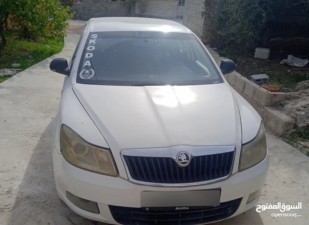 سكودا رمش للبيع لون ابيض