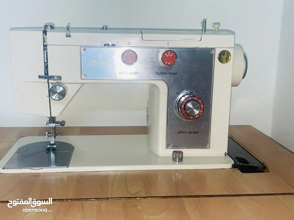ماكينة خياطة مع طاولة