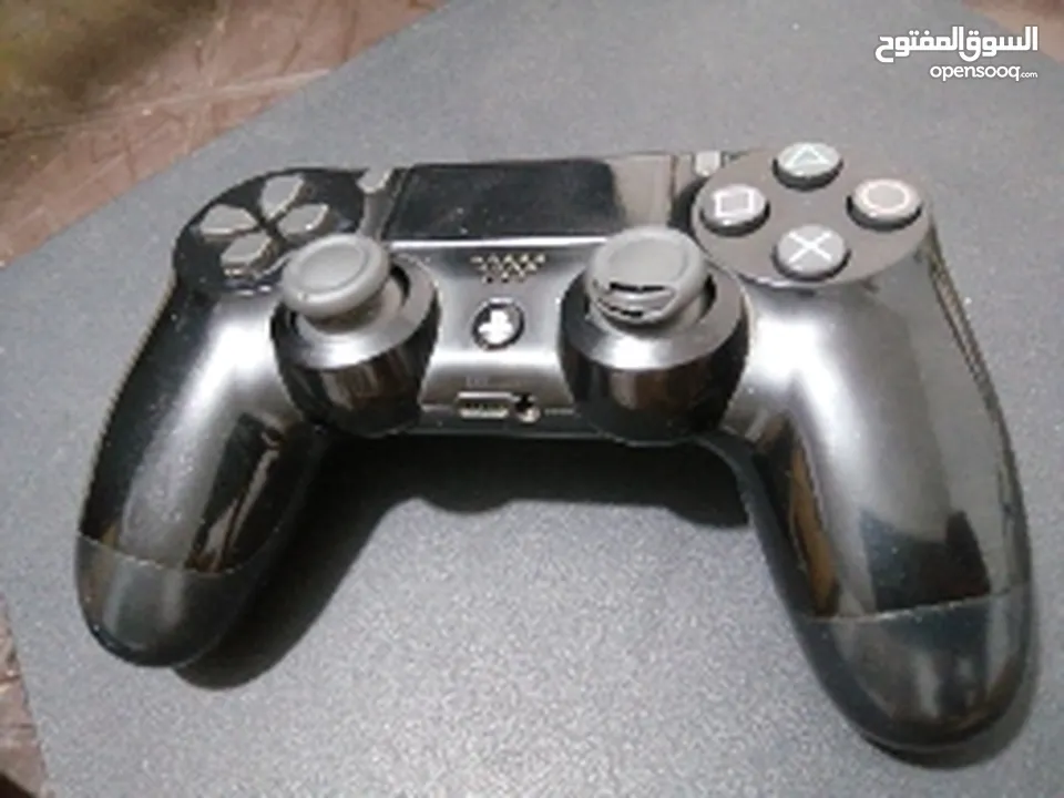 ps4 للبيع مع 2 ايدي تحكم