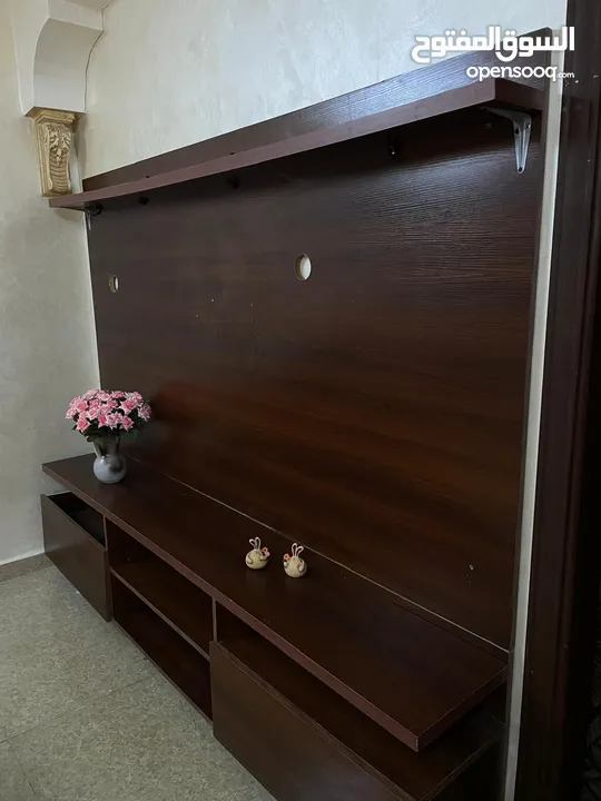 بوفيه شاشة بني أنيق بحالة ممتازة –