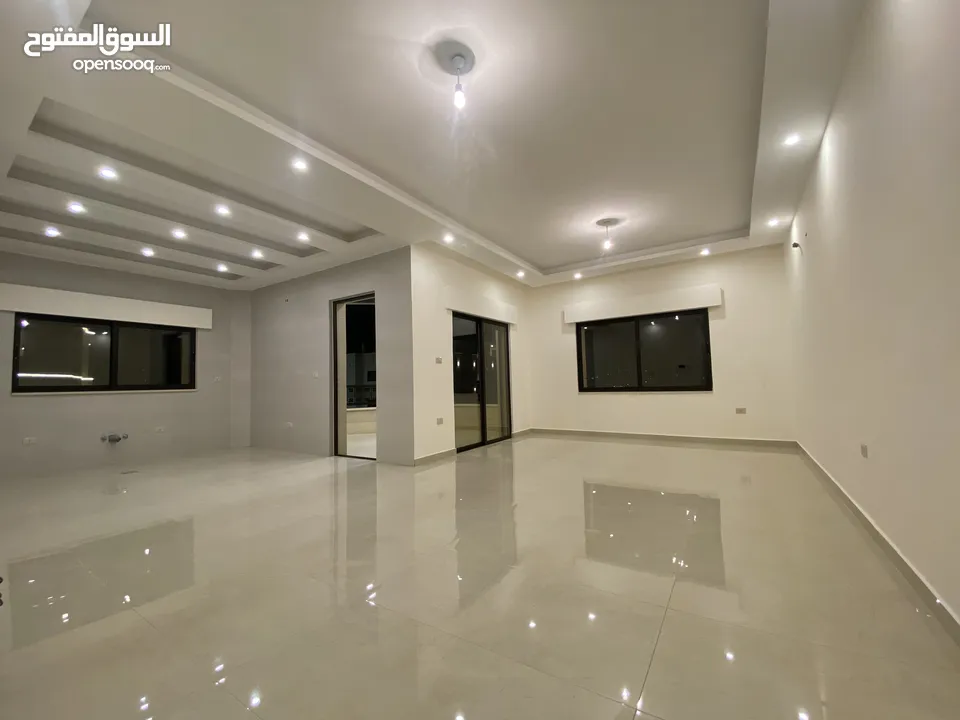 شقة أرضيه للبيع في اجمل مناطق شفا بدران مع ترس و مدخل خاص