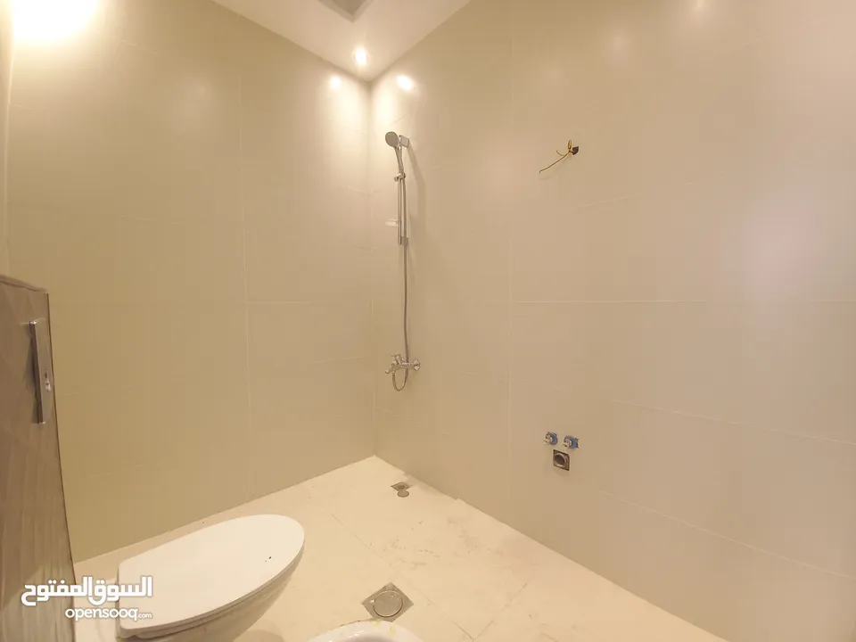 Unfurnished Apartment with Roof For Rent In Abdoun  ( Property 34122 )-174813184
