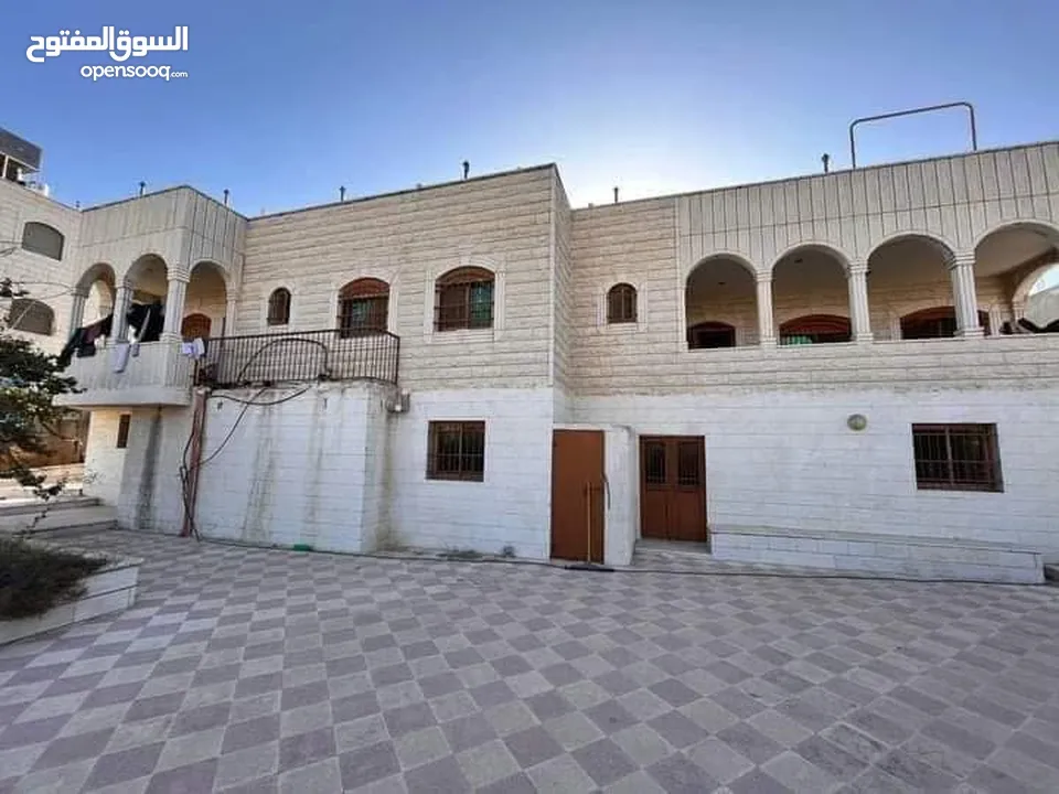 بيت مستقل ڤيلا جانبية مميزة للبيع في بني نعيم قضاء الخليل وعليه اطلالة جميلة جدا وفي منطقة مرتفعة