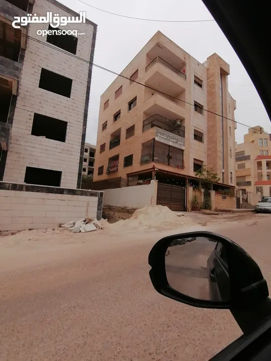شقة في وسط مادبا 5 غرف و3 حمامات وبلكونه قرب كازيه الشخاتره