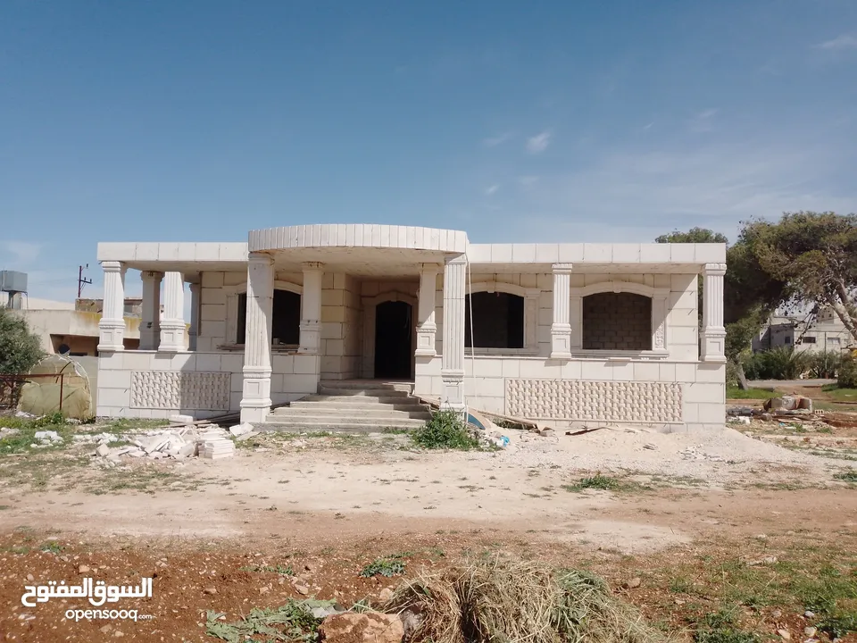 فيلا عظم 560م على قطعة أرض 1035متر على شارع البترا للبيع