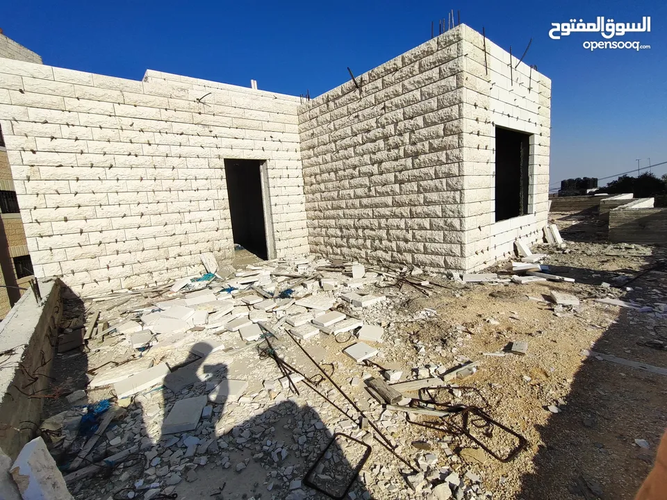 قطعه أرض عليها فيلا عظم للبيع في سطح مرحبا