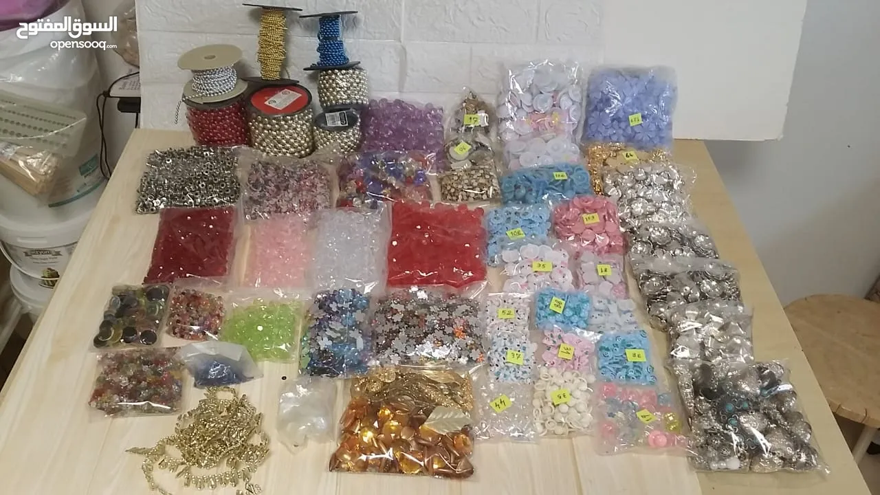 اكسسوارات ومواد للاشغال اليدوية ورد وشرايط وخرز واحجار للبيع بسبب تصفية الورشة