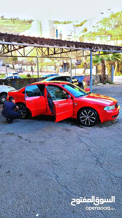 اودي A4 لون احمر