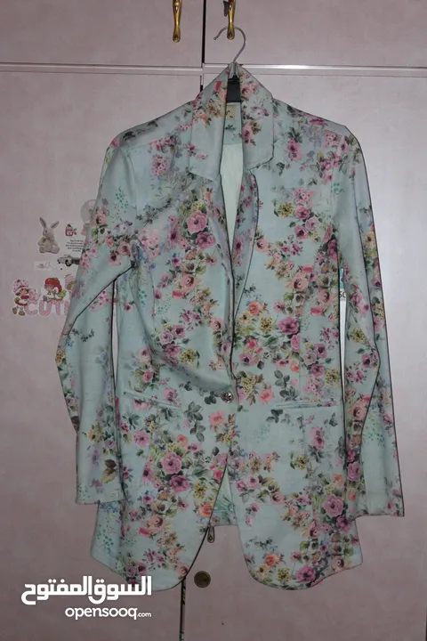 بليزر نسائي مُزهر بأكمام طويلة بقصة رسمية
