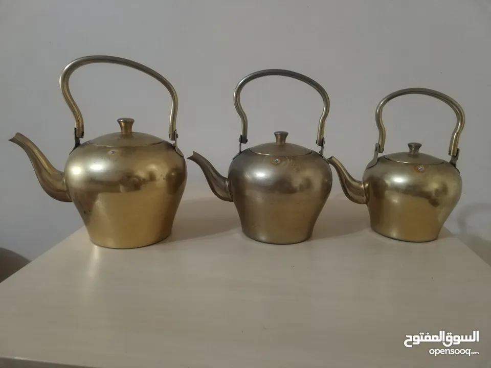 اباريق شاي نادر وقديم قاعده عريضه وعنق طويل مائل..