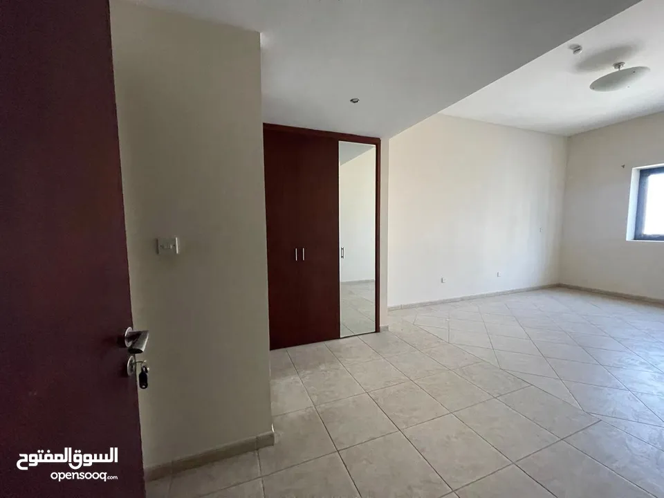( محمود سعد )شقة للإيجار السنوي بالشارقة المجاز   3 غرف وصالة  تكييف مجاني  باركبنج مجاني