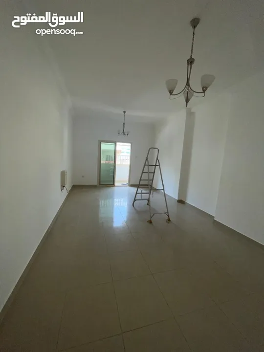 شقة للايجار  في  عجمان      في النعيمية   3    بسعر   ممتاز    جدا   جدا