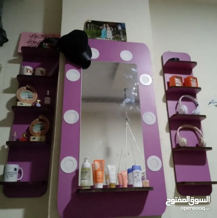 ثلاثة تخوت صبايا مستعمل بحالة الجيد للبيع مع برداي ومرآة وفي كورنر وموكيته هدية بحال تم شراء الكل