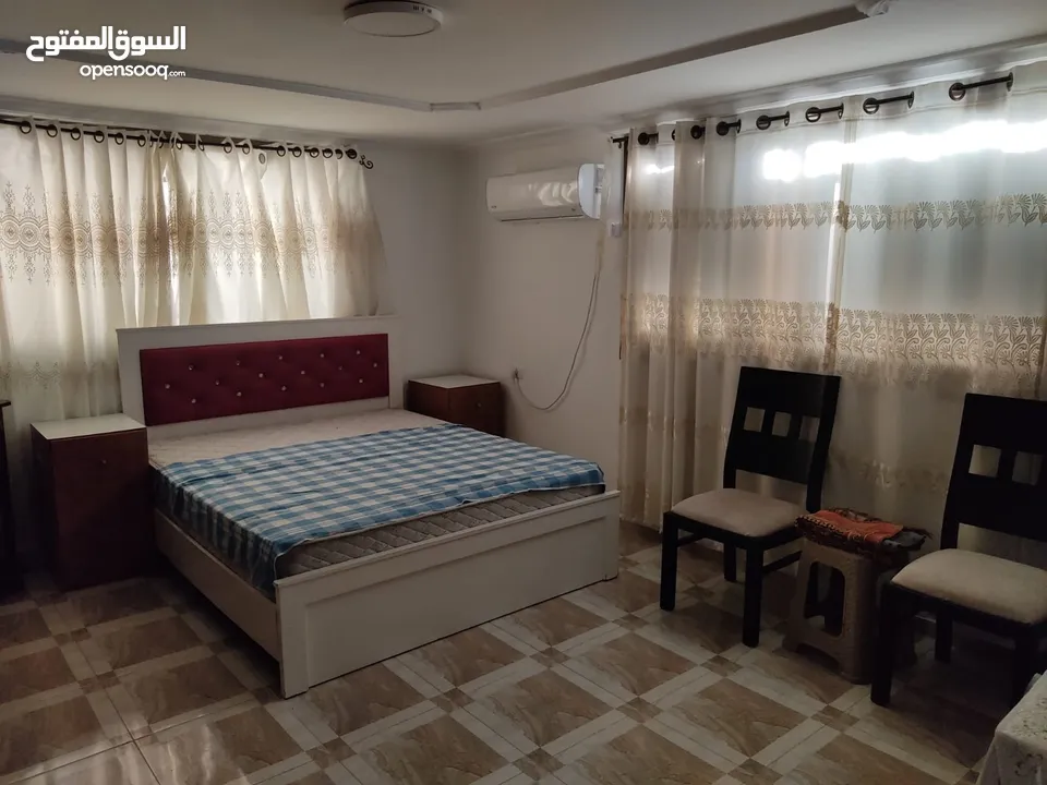 شقة مفروشة للأجار في حي البساتين بالقرب من شارع المدارس وصالات الأمير ، موقع مميز ومنطقة هادئة
