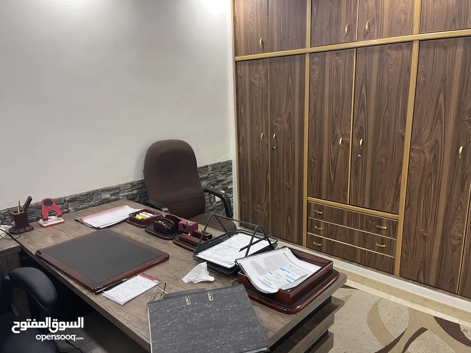 مكتب يصلح لمختلف المهام مفروش مع كامل التجهيزات المكتبيه  مجمع اللبابيدي
