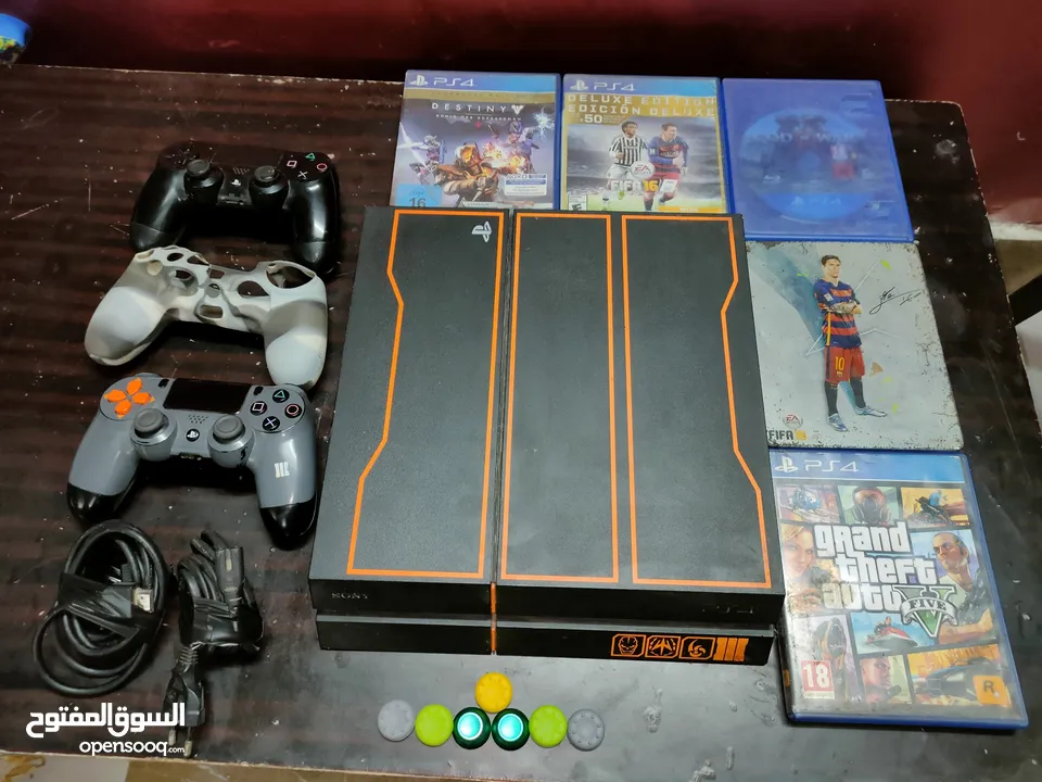 PlayStation 4 Fat 1TB with two controllers and 6 games 4 cd and 2 accounts