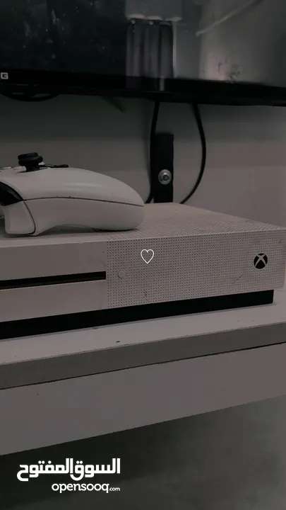 اكس بوكس ون اس ابيض مع يدتين للبيع