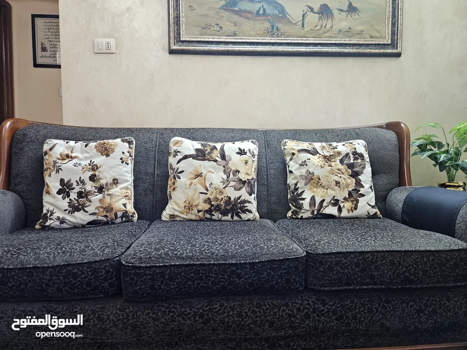 طقم كنب 8 مقاعد بحالة ممتازة للبيع