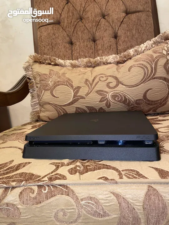 بلايستيشن فور4 مستعمل بحالة الجديد استعمال خفيف مع ايد اصليه واسلاك اصلية وكرتونه