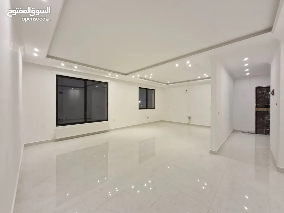 شقة فارهة حديثة ، طابق اول مميزة للبيع في ضاحية الامير راشد ، بمساحة بناء 210 م ، وبتشطيبات راقية .