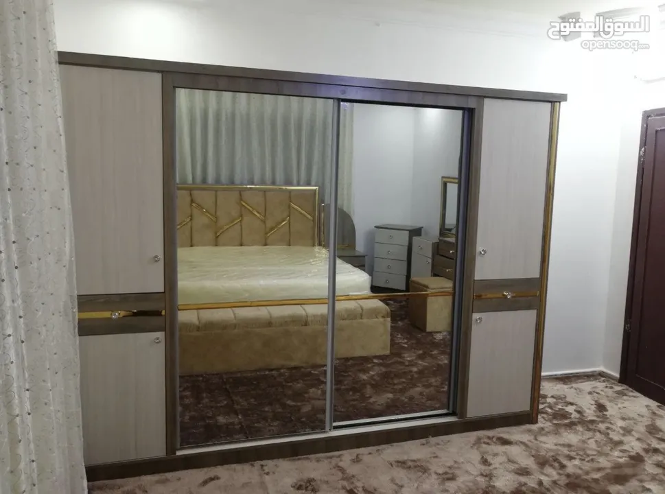 أثاث نظيف ( غرفة نوم ، غرفة جلوس ، غرفة ضيوف مع سفره ) شبه جديد