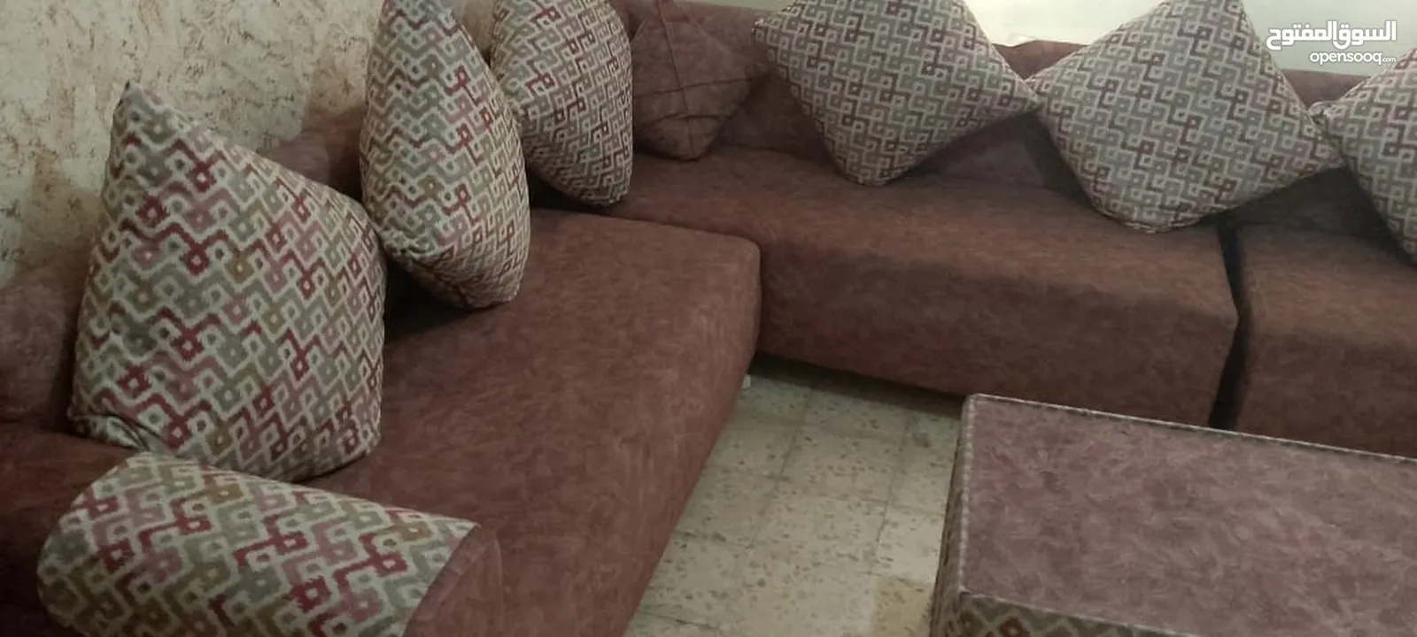 طقم كنب عدد 2 جديد استعمال اسبوع واحد البيع لسبب السفر السعر مناسب بحدود المعقول مع ممرات سجاد