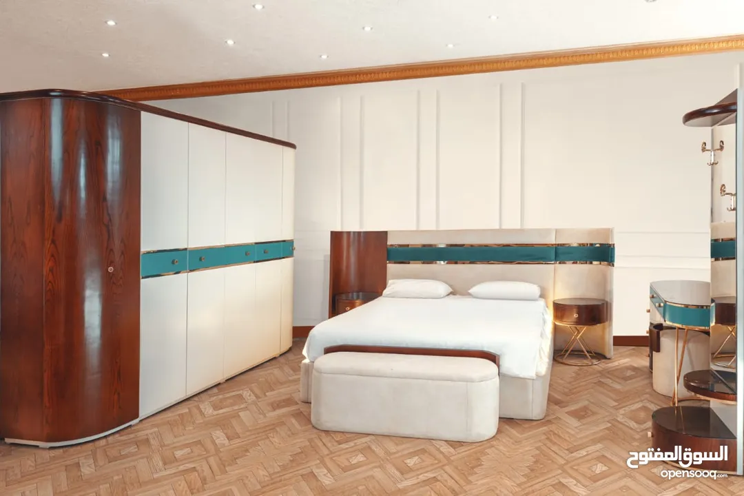 غرفة نوم دمياطي فخمة خشب زان وفنش درجة مكونة من سرير دبل وكمودينتين وتسريحة ومقعد وشماعة ودولاب كبير
