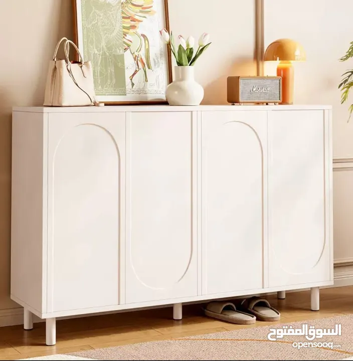 خزانة أنيقة بتصميم عصري ولمسة فخامة راقية  تجمع بين الجمال والعملية لتضفي ترتيب وأناقة على مدخل