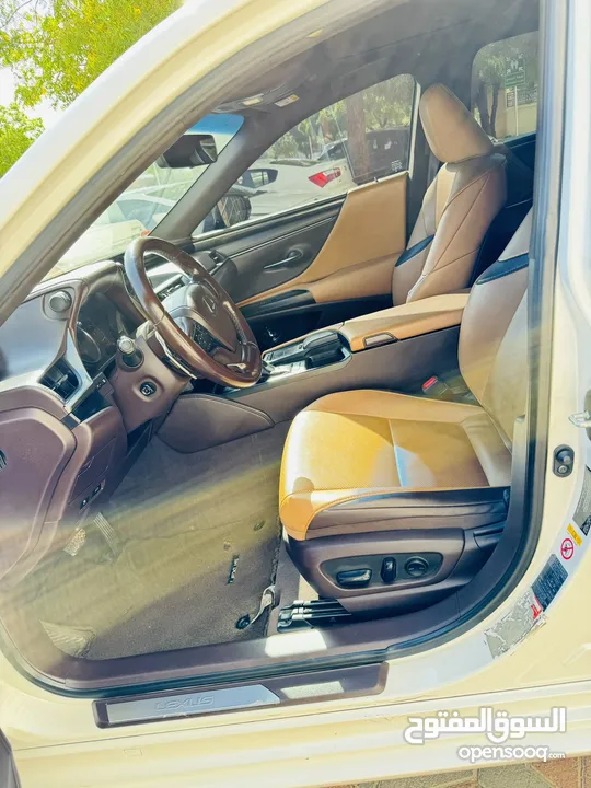 Lexus ES 300 Hybrid 2019 Gcc Car low km free Accident
