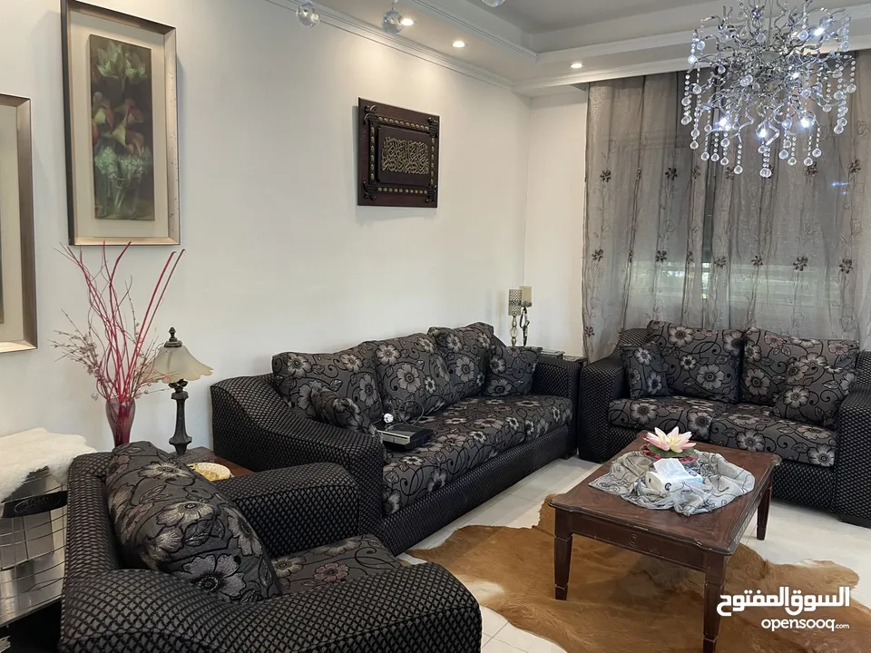 طقم كنب + طاوله سفره مع 8 كراسي + بوفيه مع مرايه + 3 طاولات وسط