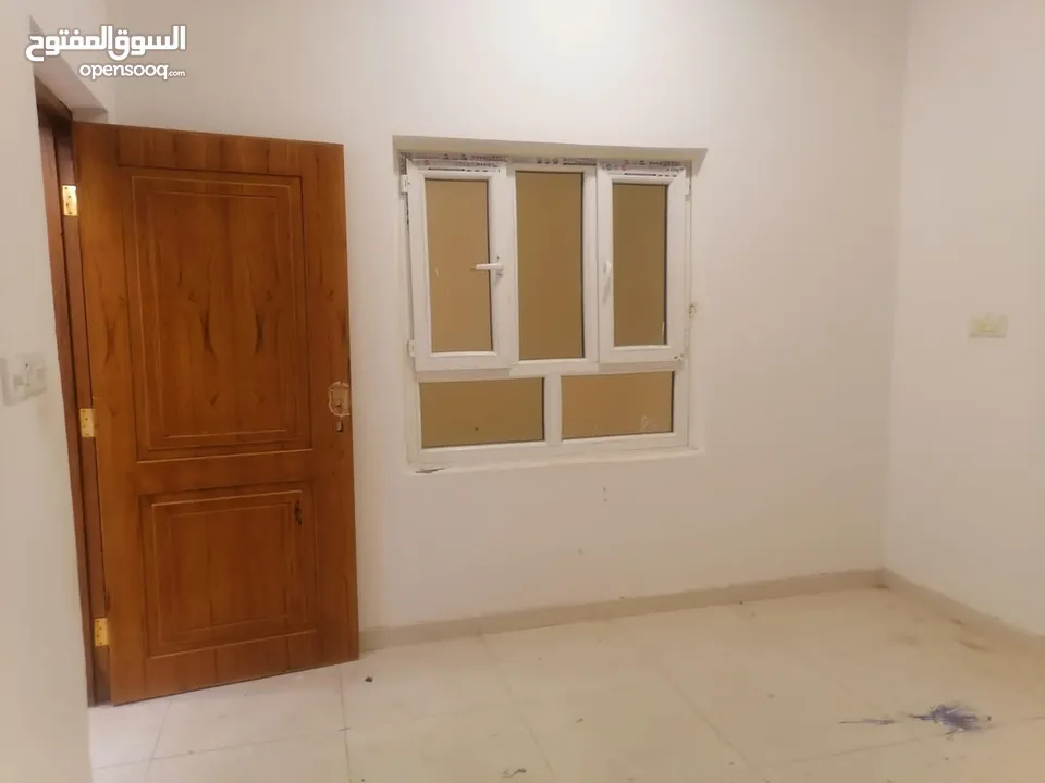 بيت تجاري سكني للإيجار في حي المعلمين