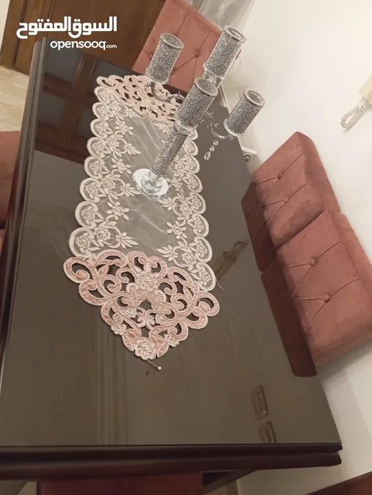 غرفة ضيوف طقم كنب و طاولة سفرة وطاولات الطقم