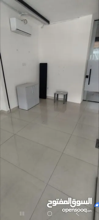 مكتب او مركز طبي للايجار موقع واطلاله مميزه على شارع حيوي عبدالله غوشه مفروش جاهز للاستخدام الفوري