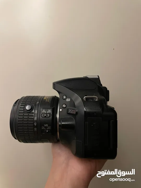 كاميرا نيكون D5200 مع عدستها بحالة ممتازة