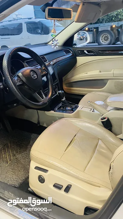 سكودا سوبيرب 2014 ديزل فل اضافات مع فتحة سقف على الكاش أو بدل