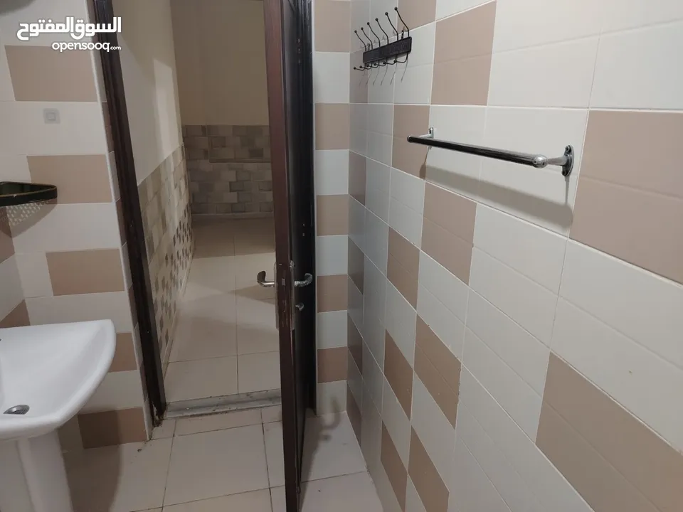 شقة فارغه للايجار 3 غرف 2 حمام و  صالون مقابل الجامعة التطبيقه شفا بدران  اطلاله رائعه حي ام زويتنه