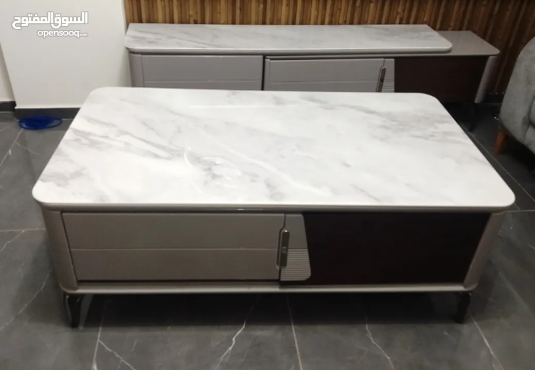 مزنون مع طاوله وسط فاخر جرانيت شبه جديد