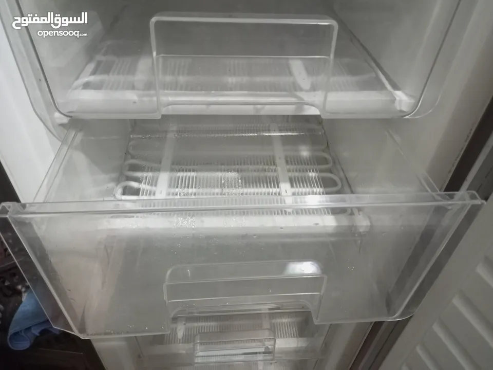 فريزر اسكيمو بحاله جيده جدا للبيع 168لتر موفر طاقه لون سلفر بحاله ممتازه 6 ادراج