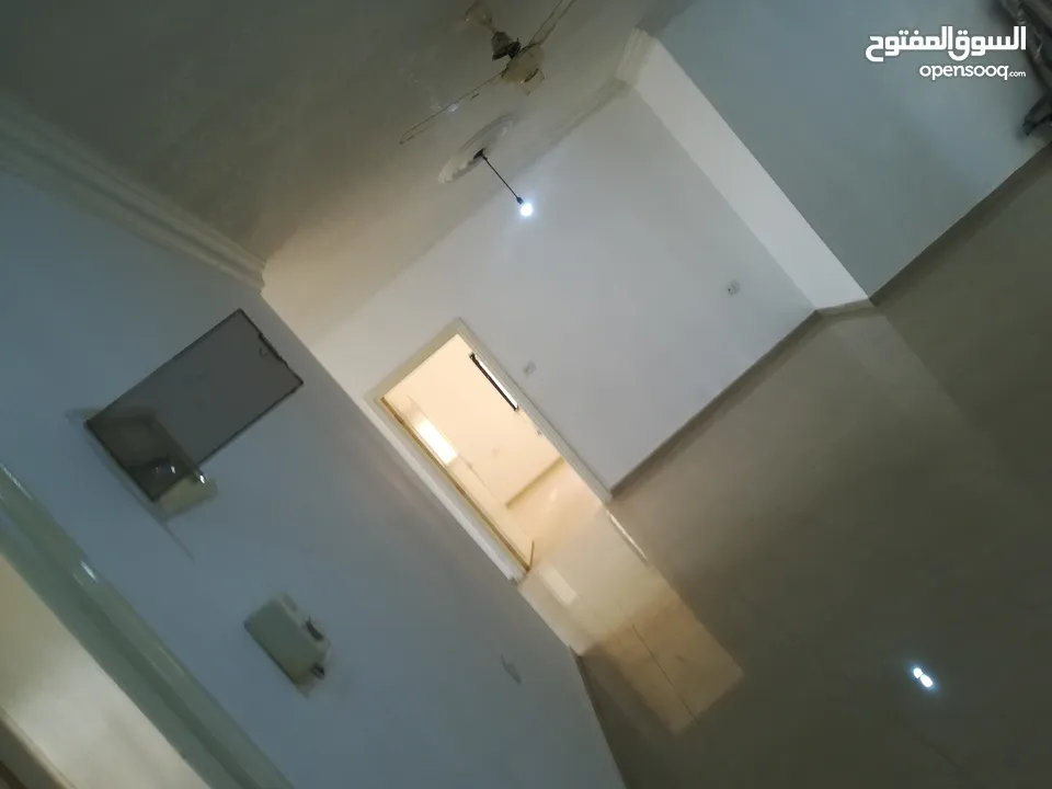 شقة  طابق ثالث للبيع في ضاحية الأمير حسن مساحة الشقة 136 متر مربع 3 غرف 2 حمام مطبخ صالون حرف L