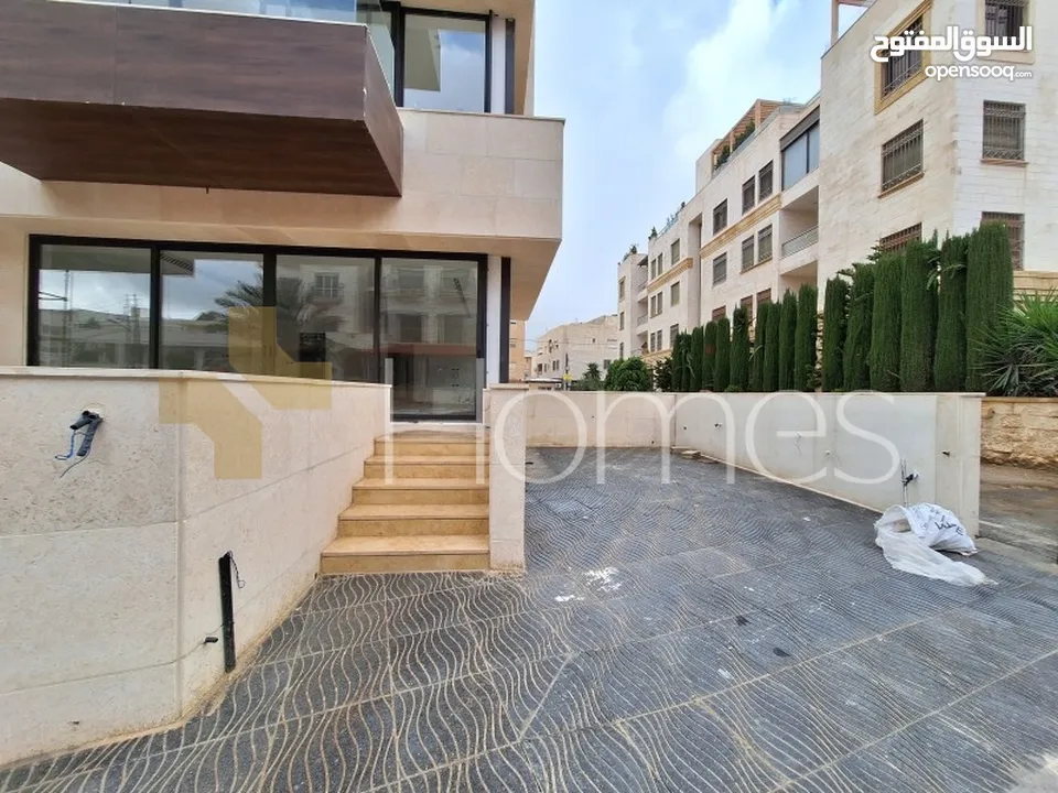 شقة ارضية مع ترس للبيع في عبدون بمساحة بناء 250م
