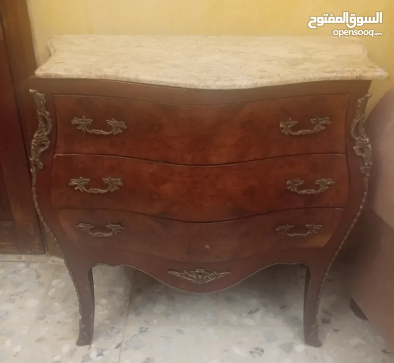 بيرو مصري خشب قديم سطح رخام ملبس بنحاس عالجوانب بحال جيد جدا والشكل روعة