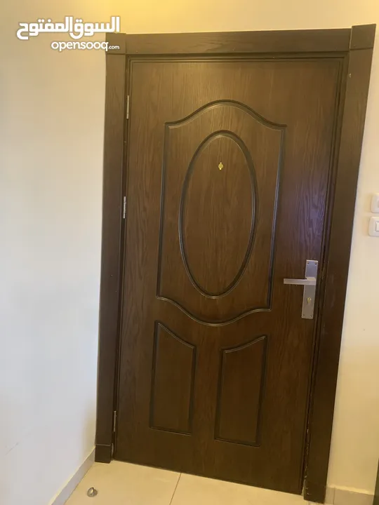 باب خشب خارجي مع عين سحريه