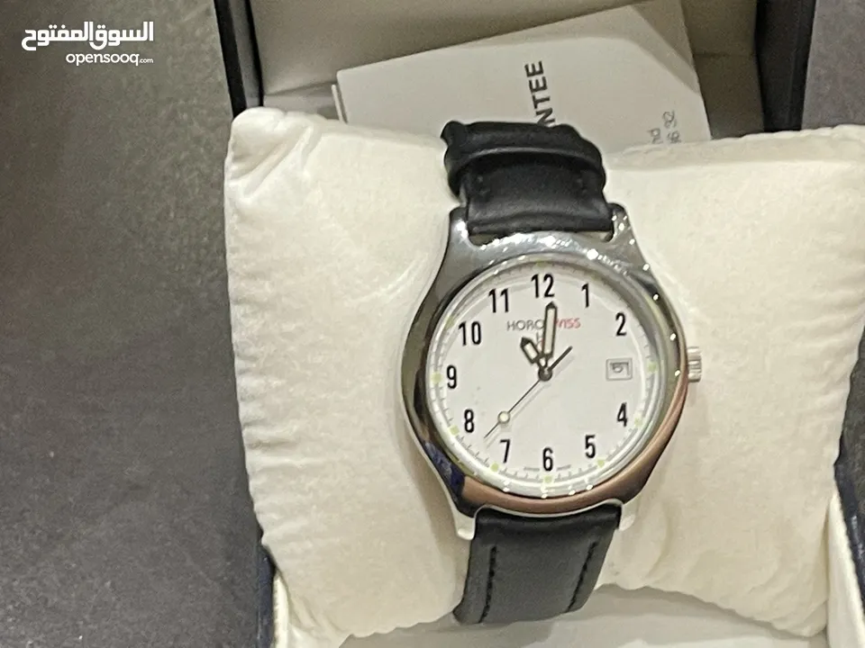 ساعة جلد سوداء أنيقة بتصميم كلاسيكي عصري، تجمع بين الفخامة والبساطة لتكمل أناقتك راقيه وحلوة جميلةة