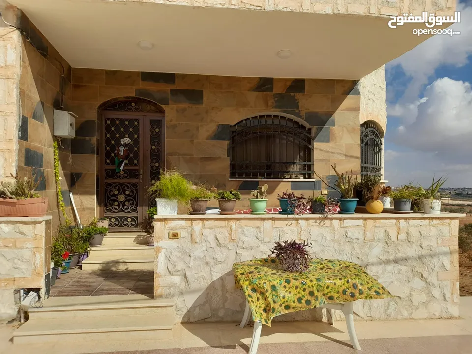 مزرعة مع بيت للبيع