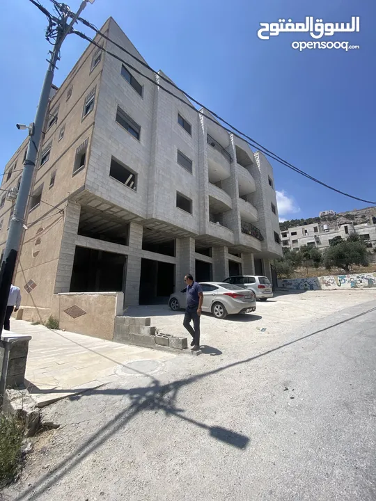 شقق عظم للبيع ومحلات تجاريه على شارع القدس نابلس قريب من بطاريات الشكعة