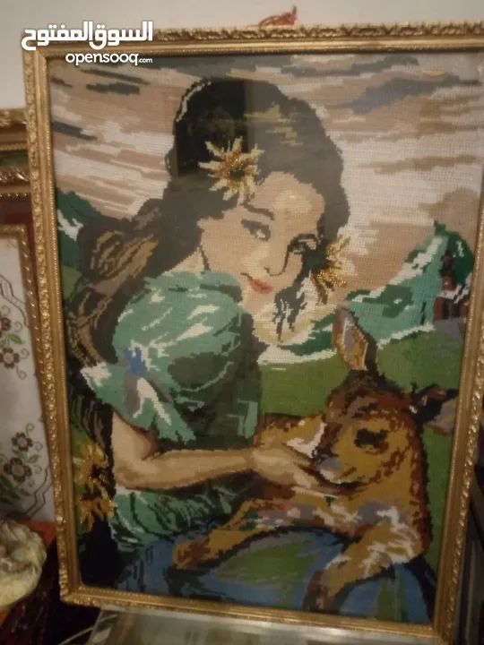 لوحات  رسم زيتي.. وتطريز
