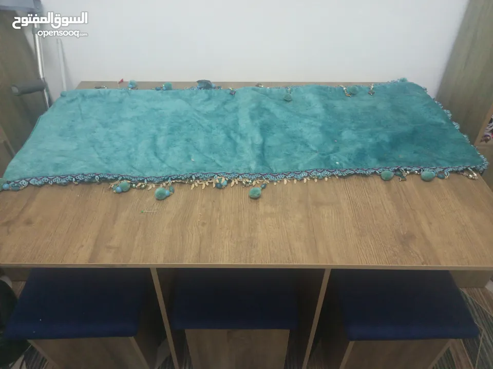 طاولة سفرة ب6 مقاعد ارضيه اللي بالصورة  مستعمله شهر فقط ك ديكور جديدة
