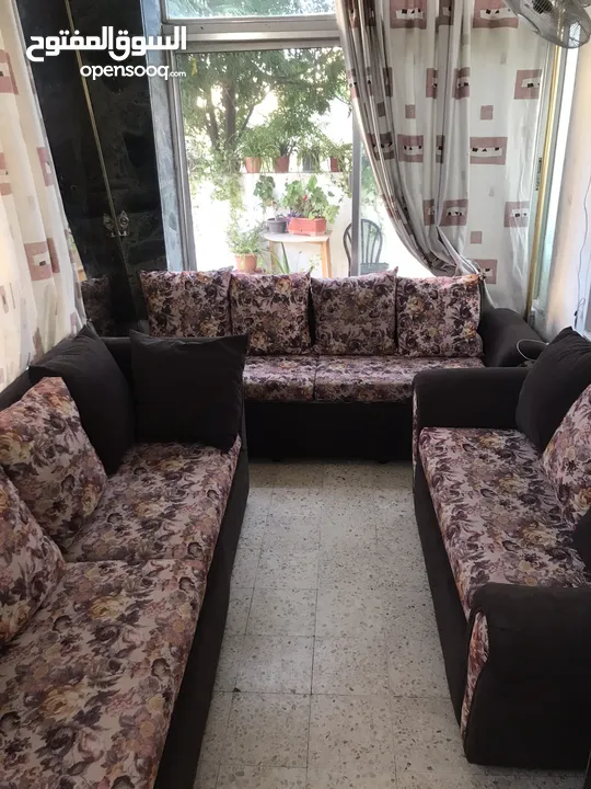 طقم كنب 8 مقاعد بحالة ممتازة