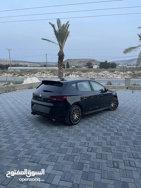 Seat leon بالكراتين